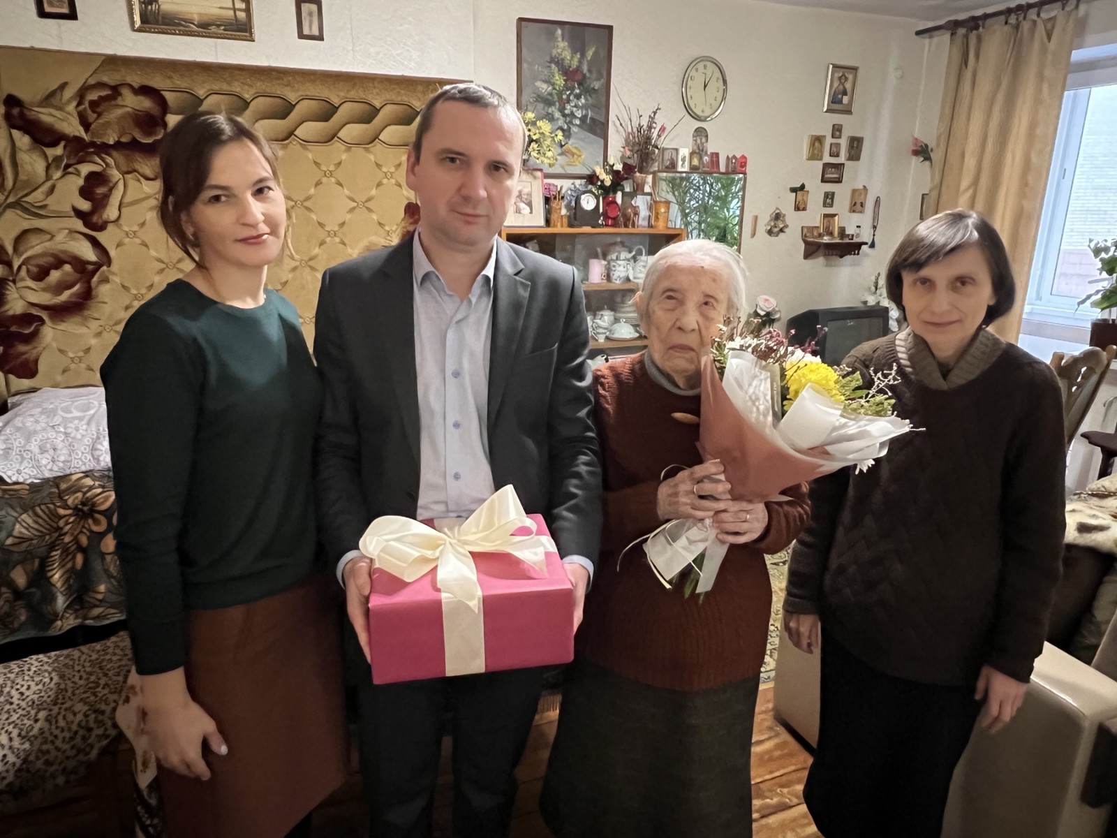В Октябрьском районе г. Минска поздравили 100-летнего юбиляра